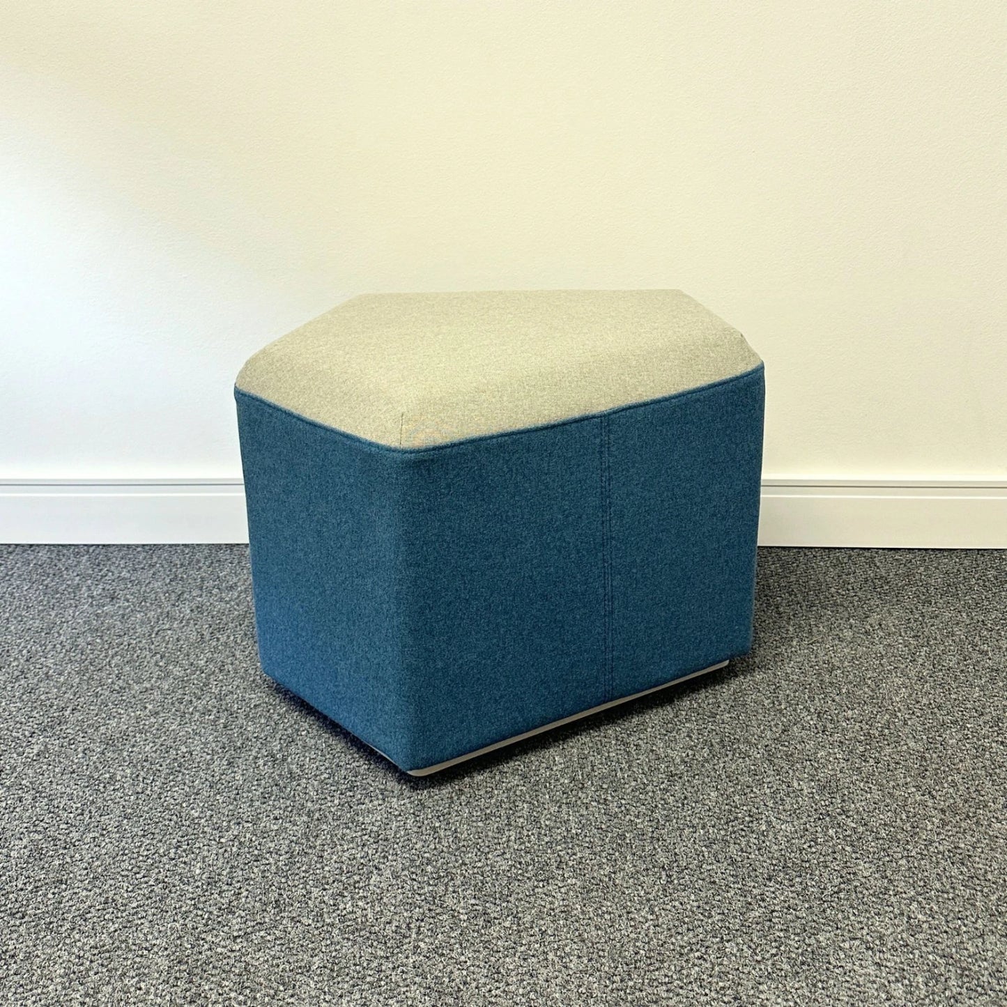 Pouf Linuo Tapizado Bicolor Azul y Gris Claro