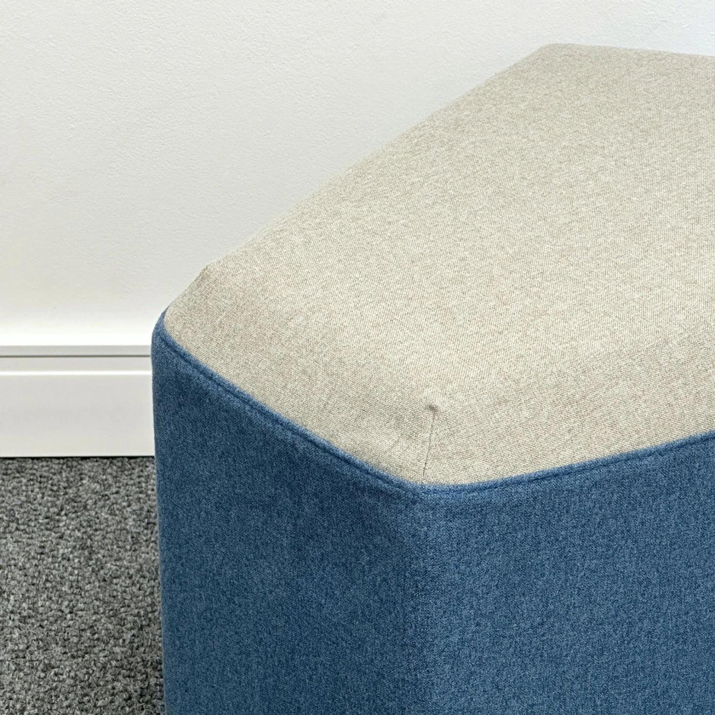 Pouf Linuo Tapizado Bicolor Azul y Gris Claro