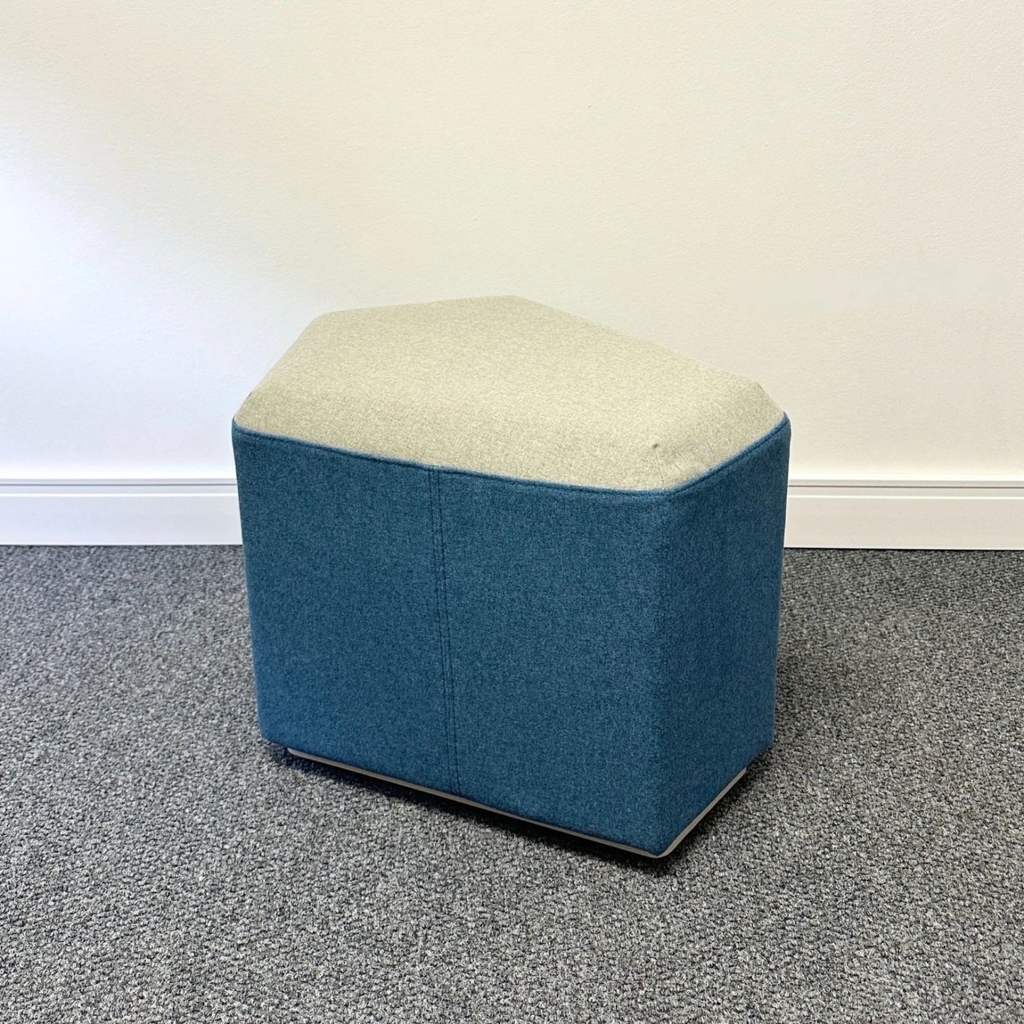 Pouf Linuo Tapizado Bicolor Azul y Gris Claro